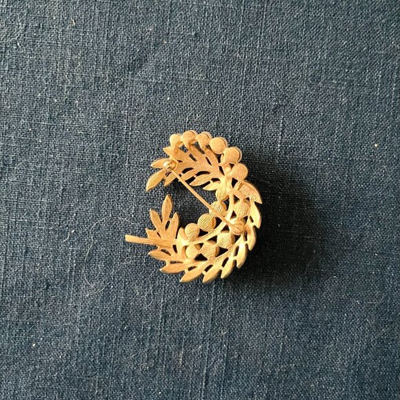 Vintage Gold Tone Laural Leaves/Pearl Pin - Picture 2 of 4